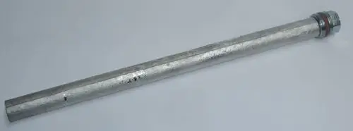 Metallische Anode mit Gewinde, möglicherweise Teil eines Heizsystems von Daikin, länglicher Körper mit einer geschlossenen Spitze.